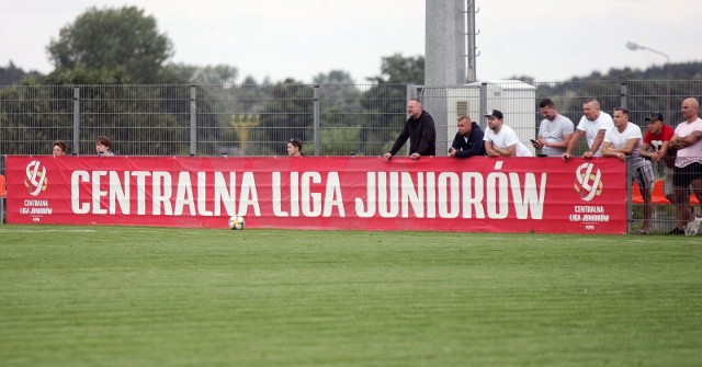 10.08.2019 lubin centralna liga juniorow u - 18 mecz zaglebie lubin - cracovia krakow zawodnicy z lubina w pomaranczowych strojach pzpn junior pilka noznagazeta wroclawskapiotr krzyzanowski/polska press grupa