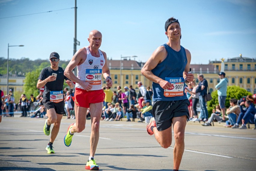 Paweł Dusza z Obrońcy Troszyn ze świetnym wynikiem w maratonie w Wiedniu. Zdjęcia