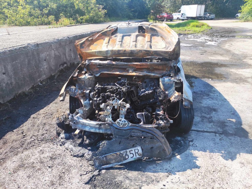 Doszczętnie spalony samochód na ul. Żołnierskiej obok Zalewu...
