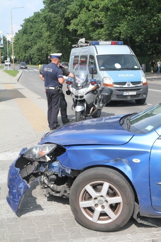 Policjant na motocyklu miał wypadek na Kozanowie