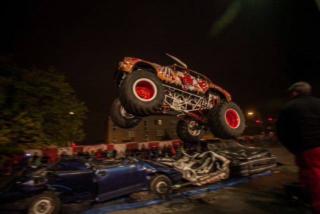 Pokazy Monster Trucków są znane na całym świecie. Czekało na nas niezapomniane widowisko z elementami pirotechniki, pokazami kaskaderskimi czy jazdą na dwóch kołach. Zobaczcie sami!W programie wydarzenia znalazł się m.in. przejazd przez ścianę ognią z człowiekiem na masce samochodu, przebijanie płonącej ściany głową, drift, palenie gumy, a także skoki na motocyklach, połączone z akrobacjami.