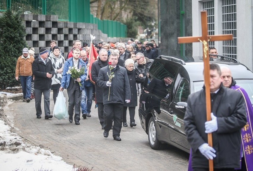 Henrykowi Życie w ostatniej drodze towarzyszyli rodzina oraz...