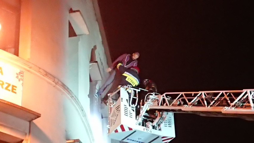 Akcja w centrum Lublina. "Człowiek stoi na gzymsie!" Zaalarmowana straż pożarna zamiast samobójcy znalazła manekina (ZDJĘCIA)