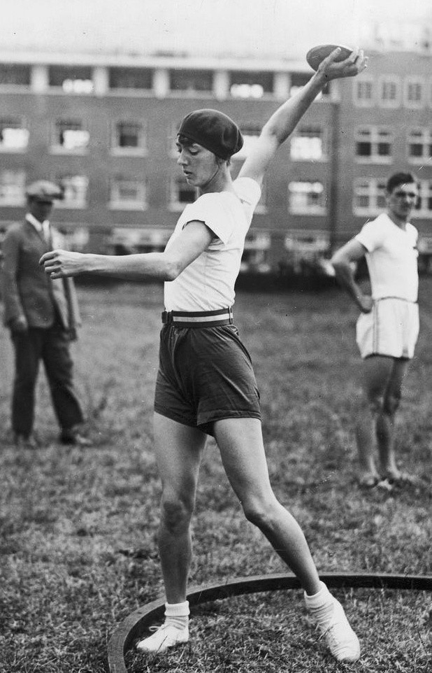 Halina Konopacka - dyskobolka, złota medalistka i rekordzistka świata w rzucie dyskiem podczas olimpiady w Amsterdamie. W czasie wojny uczestniczyła w wywiezieniu polskiego złota do Rumunii