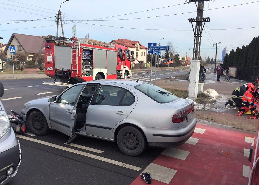 Przasnysz. Zderzenie na skrzyżowaniu. Ranny motorowerzysta [ZDJĘCIA]