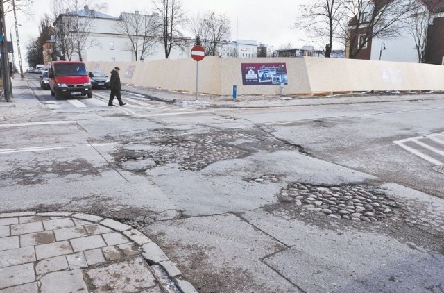 Tak wyglądają kamienie, które wyłaniają się spod zniszczonego asfaltu na skrzyżowaniu ul. Fabrycznej i Ogrodowej 