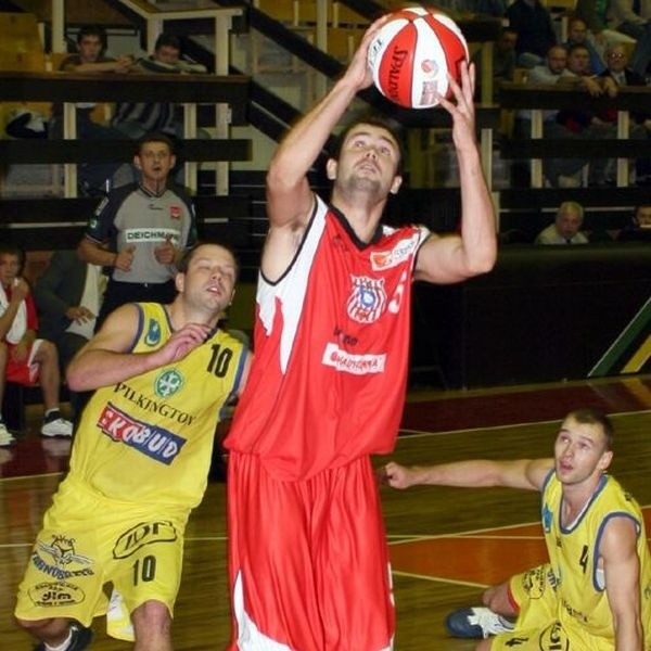 Michał Szczytyński (z piłką) jest bardzo blisko powrotu do pierwszoligowej drużyny koszykarzy Siarki Tarnobrzeg.