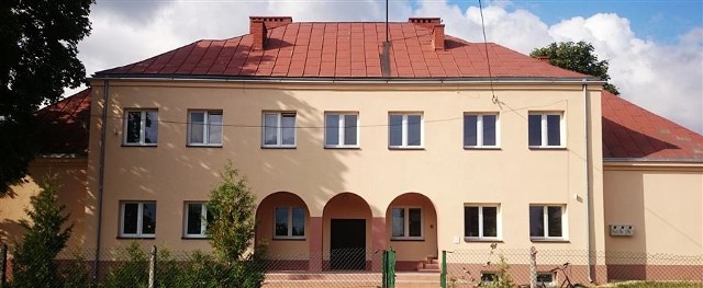 Odnowiona fasada i wejście główne budynku po byłej szkole w Skorkowie.