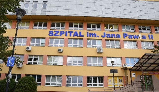 Szpital imienia Jana Pawła II we Włoszczowie potrzebuje kilkunastu milionów kredytu, żeby nie upaść. Czas biegnie, a decyzji organu prowadzącego nadal nie ma.