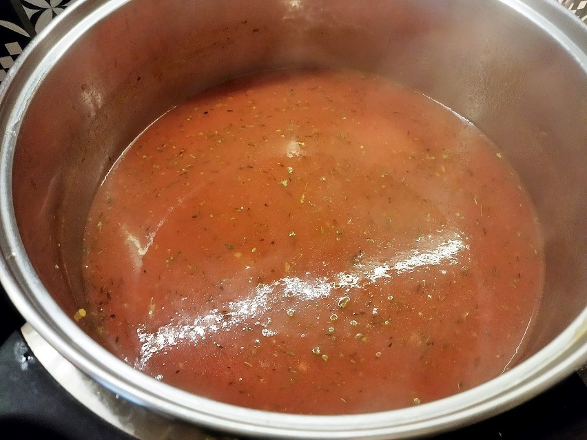 Do wody dodaj koncentrat pomidorowy i dokładnie wymieszaj. W...