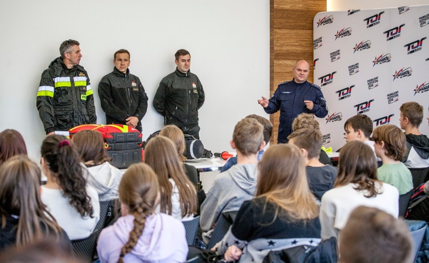 Akcja edukacyjna dla dzieci na Torze Łódź. Służby przeprowadziły inscenizację wypadku. ZDJĘCIA