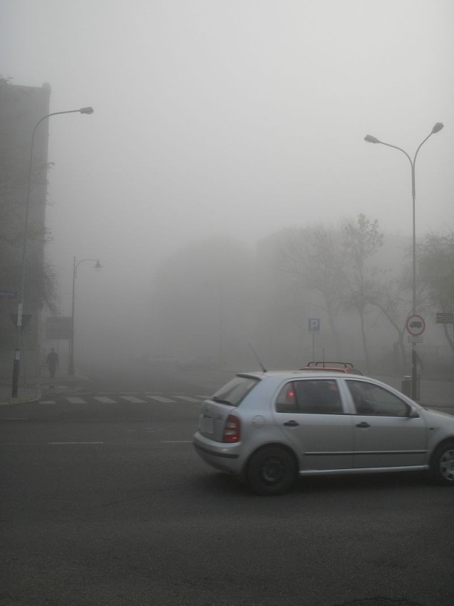We mgle utonęła nawet ogromna bazylika archikatedralna. Niewidoczna jest nawet z odległości kilkudziesięciu metrów. Zdjęcie zrobione z ul. Wólczańskiej.