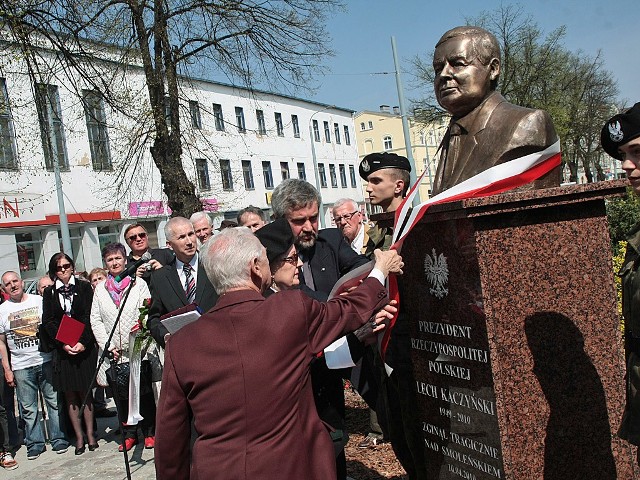 Był hymn, patetyczny wiersz i przemówienia. Było podniośle i uroczyście - popiersie odsłonięto w sobotę obok pomnika Solidarności.