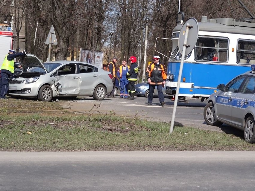 Wypadek na al. Solidarności w Krakowie. Samochód wjechał pod tramwaj [ZDJĘCIA]