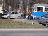 Wypadek na al. Solidarności w Krakowie. Samochód wjechał pod tramwaj [ZDJĘCIA]