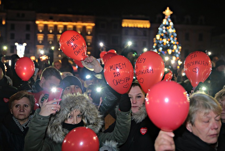 Kraków. Ulicami miasta przeszedł marsz wsparcia dla Jerzego Owsiaka i dla uczczenia pamięci Pawła Adamowicza [ZDJĘCIA]