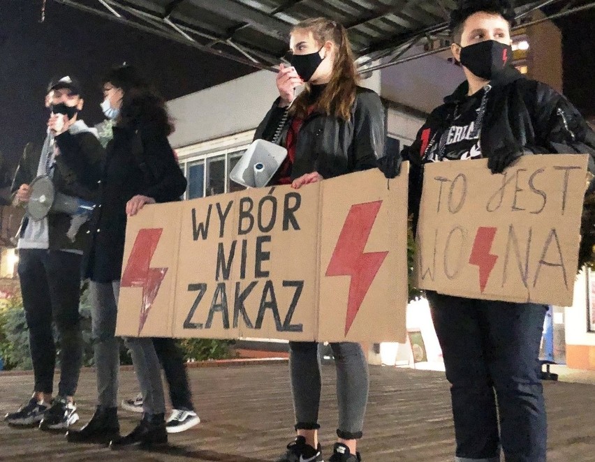 Strajk Kobiet w Ostrołęce po publikacji wyroku Trybunału Konstytucyjnego. Marsz spod sceny przy Kupcu. 28.1.2021. Zdjęcia
