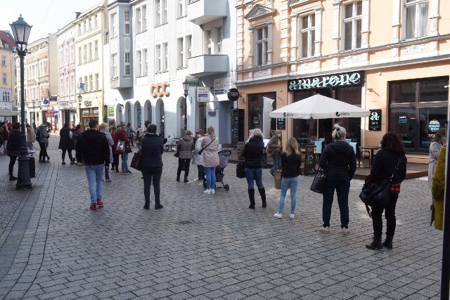 Kolejki 26 marca. Do sklepów, kosmetyczek i fryzjerów. Od jutra wchodzą nowe obostrzenia i salony, a także większość sklepów, będą zamknięte.