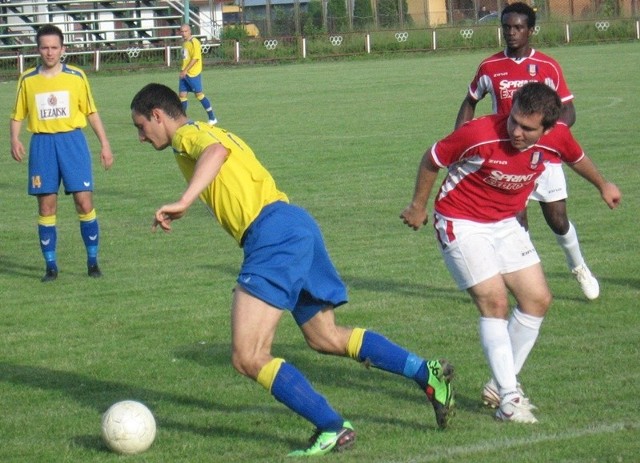 Kańczuga (czerwone stroje) po trudnym meczu przegrała z &#8222;piwoszami&#8221; 0-3. Nz. Kamil Padiasek (z lewej) ogrywa Mateusza Sochackiego.