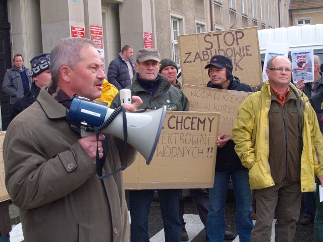 W rzece przegrodzonej tamą elektrowni woda przestaje płynąć, zanika życie - mówił podczas wczorajszego protestu Janusz Nyk, szef koszalińskiego PZW.