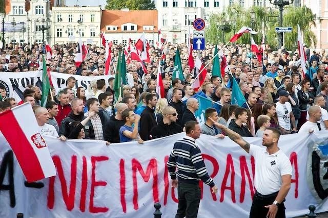 „Nie ma miejsca w naszym kraju dla uchodźców i islamu” - to i wiele innych haseł skandowali uczestnicy  marszu przeciw imigrantom