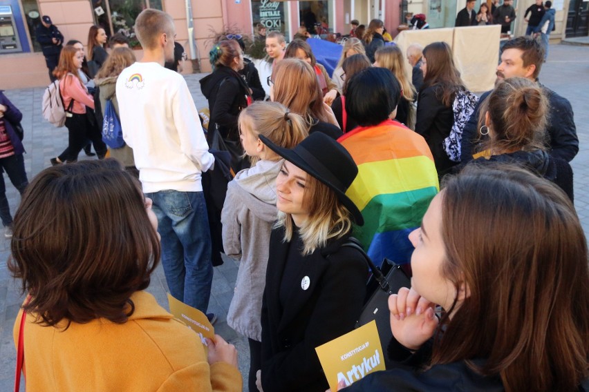 Demonstracja przeciwko próbie zakazania Marszu Równości w Lublinie (ZDJĘCIA, WIDEO)