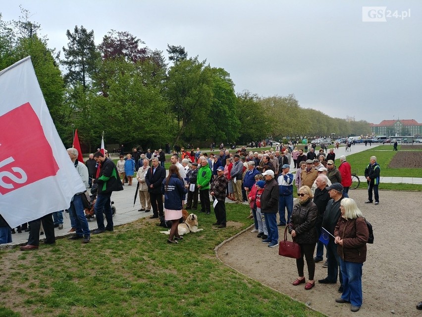 Święto Pracy w Szczecinie: Kwiaty, przemówienia, grochówka i lody