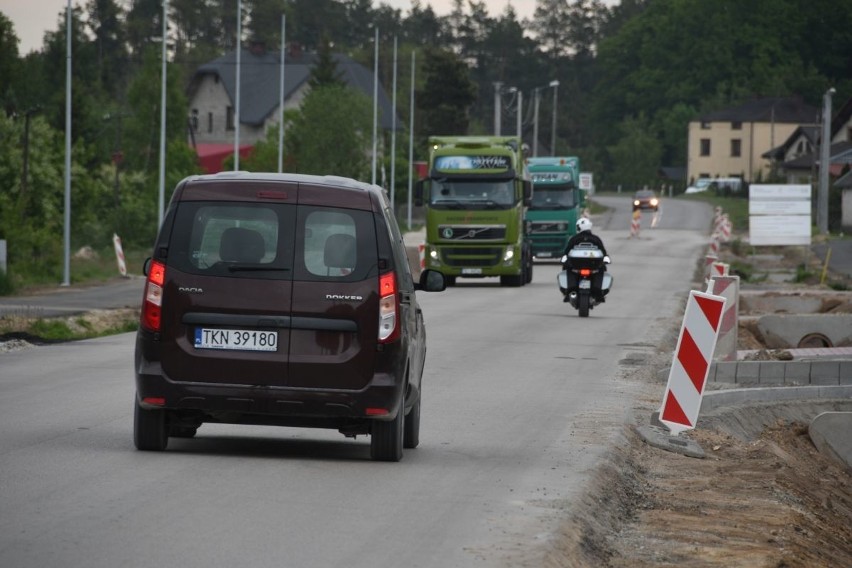 Wielka inwestycja przed terminem! Przebudowa drogi między Radoszycami a Łopusznem zakończy się we wrześniu?