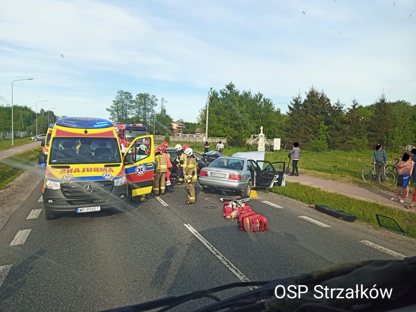 Wypadek w gminie Wolanów na drodze krajowej numer 12. Trzy osoby zostały odwiezione do szpitala