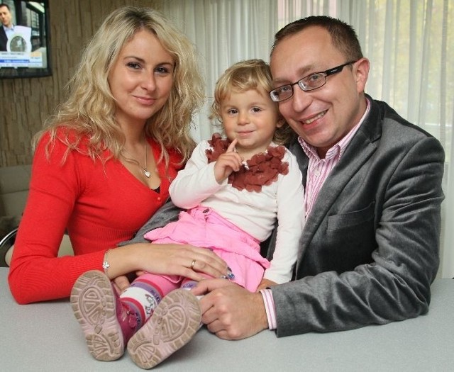 Rodzina w komplecie - Edyta i Artur Gierada ze swoim oczkiem w głowie, półtoraroczną córką Liwią.