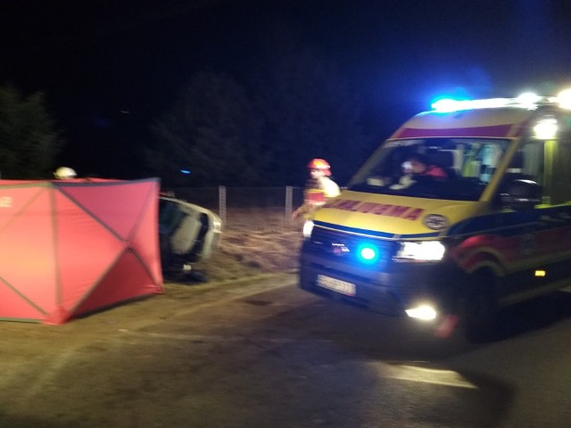 Kolejny dziś tragiczny w skutkach wypadek. W Cewkowie koło Starego Dzikowa w pow. lubaczowskim zginął kierowca fiata. Samochód, którym jechał mężczyzna, na łuku wypadł z drogi, wpadł do rowu i koziołkował. Mimo reanimacji życia 59-letniego mieszkańca pow. przeworskiego nie udało się uratować.Na miejscu trwają czynności z udziałem prokuratora, które mają wyjaśnić dokładne okoliczności tej tragedii.Zobacz też: Wypadek w Sobiecinie k. Jarosławia. Zginęły dwie osoby