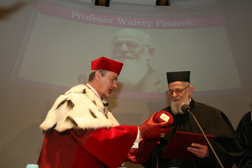 Prof. Walery Pisarek doktorem honoris causa Uniwersytetu Śląskiego