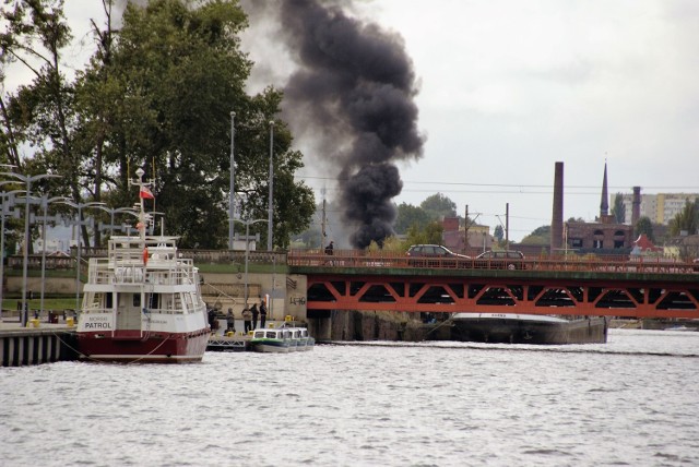 Dziś około godz 13 przy moście kolejowym blisko ulicy Heyki od strony Odry spłonęła przyczepa campingowa.