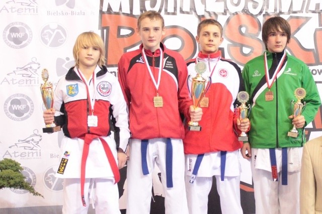 Medaliści kata juniorów młodszych na podium (od lewej): Daniel Santorowski (Tora Legnica), Łukasz Bartoszewski (Zarzewie Prudnik), Rafał Talaga (Nidan Zawadzkie), Michał Kowalewicz (KKS Krapkowice).