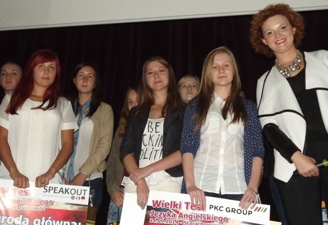 Anna Stępień (pierwsza z lewej) wygrała roczny kurs języka angielskiego w Szkole Językowej Speak Out, aparat fotograficzny trafił do Elizy Kozłowskiej (trzecia z lewej). Po prawej &#8211; Marta Szymańska-Baran, właścicielka Szkoły Speak Out.