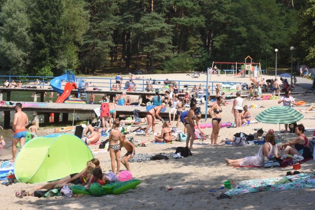 Nie trzeba jechać ani nad morze, ani w góry. W Lubuskiem jest sporo miejsc, które w upalne dni schłodzą najbardziej wymagających koneserów plażowania! Gdzie w regionie mamy czyste i bardzo czyste, sprawdzone kąpieliska, piaszczyste plaże, piękne krajobrazy oraz gwarancję udanego wypoczynku. To właśnie w te miejsca jeżdżą mieszkańcy woj. lubuskiego. Na kolejnych zdjęciach publikujemy mapy oraz opisy poszczególnych miejsc.ZOBACZ RÓWIEŻ: Co i ile pić, aby zaspokoić pragnienie w trakcie upałów?