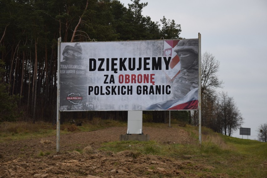 Słowa podziękowania z billboardu mają wlać otuchę w serca mundurowych jadących na polsko-białoruską granicę