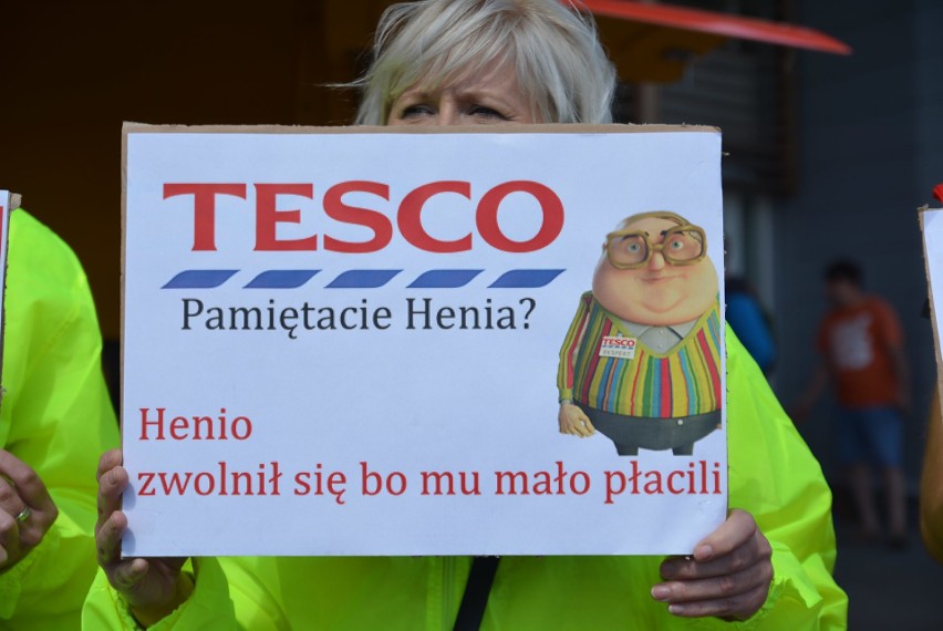 Pikieta przed Tesco w Lublinie: Pracownicy chcą większych podwyżek (ZDJĘCIA WIDEO)