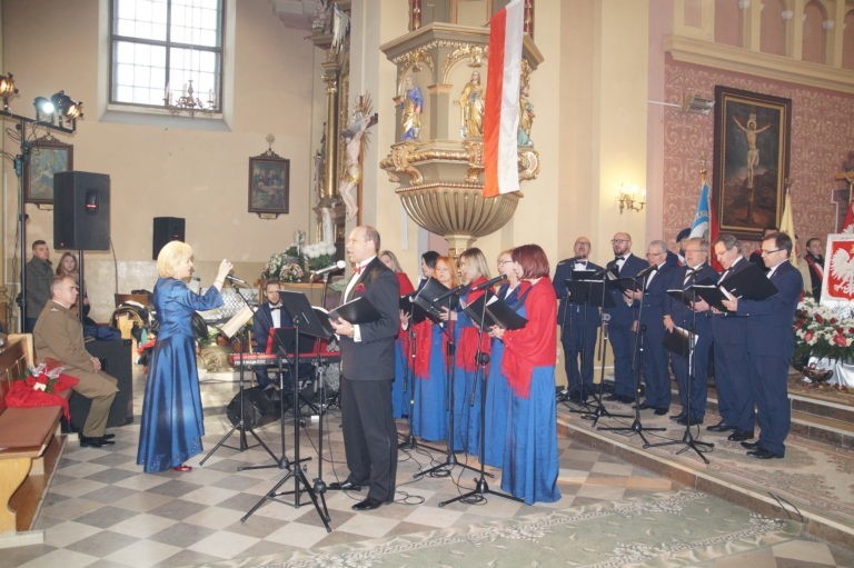 Ważne uroczystości patriotyczne w Piekoszowie. Msza święta z asystą honorową, koncert i apel na Placu Niepodległości [DUŻO ZDJĘĆ]