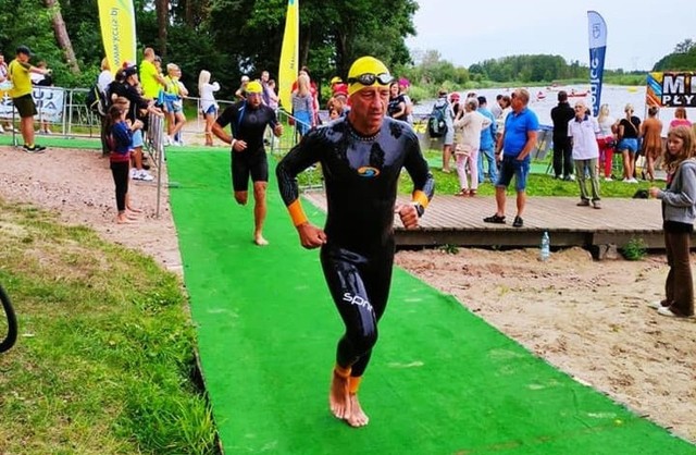 Triathlon w Kozienicach przyciąga zawsze wielu zawodników. Tak Rywalizowali w 2021 roku.