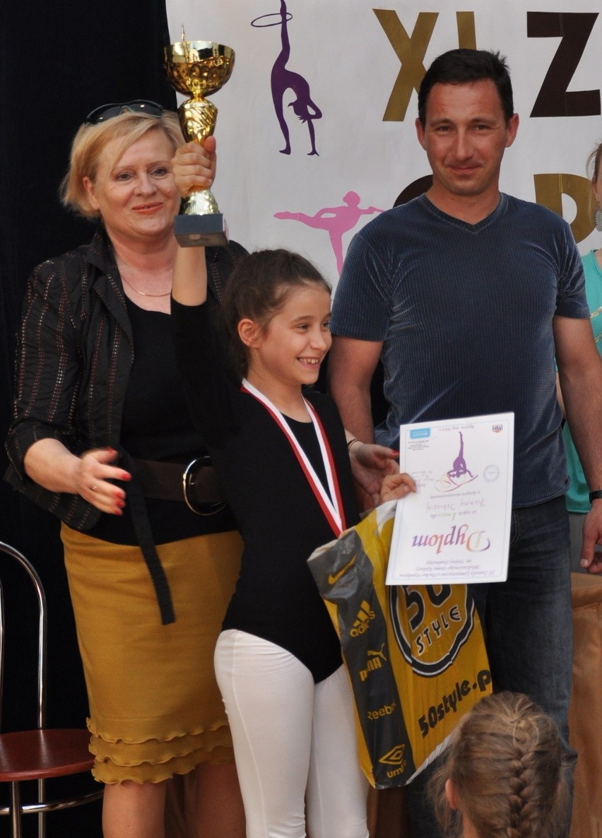 Szczęśliwa laureatka z dyrektoem MDK, Elżbietą Sobkowiak.