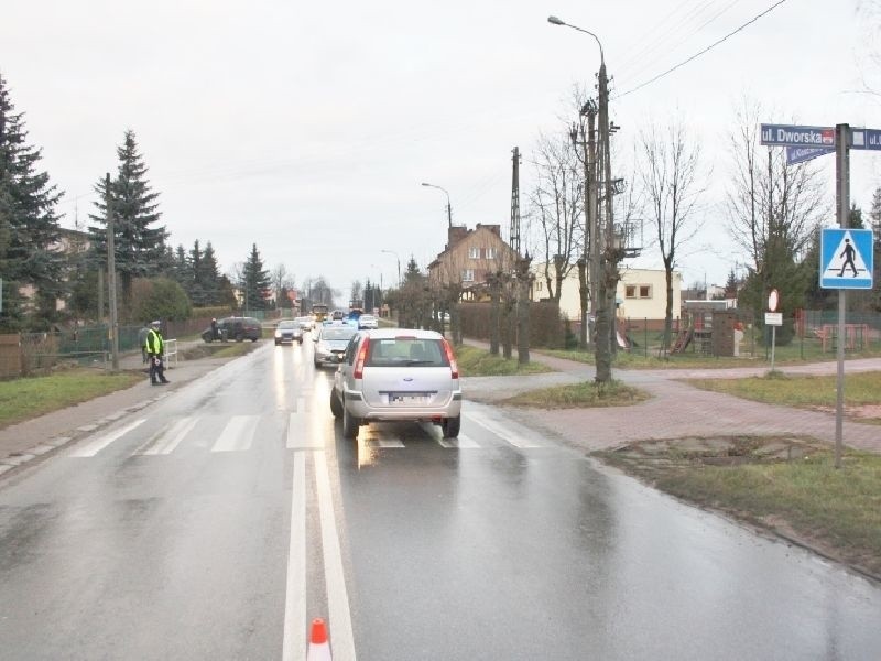 Wypadek w Skarżysku-Kościelnym. Naczelnik skarżyskiej drogówki pomógł potrąconej