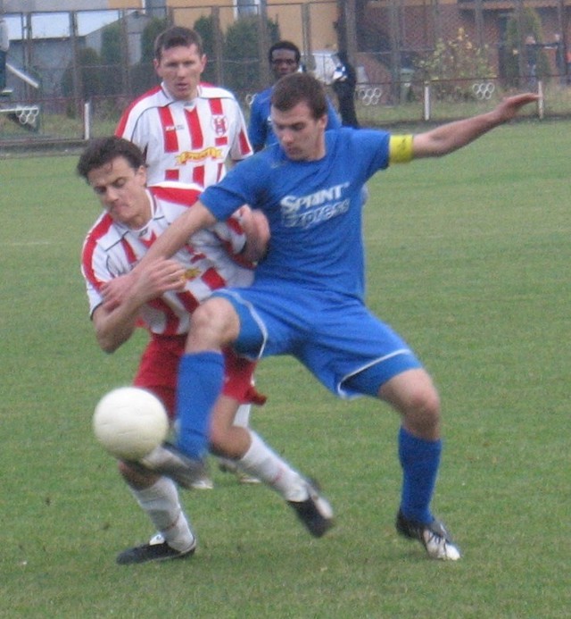Maciej Lech (niebieska koszulka) walczy o piłkę z Radosławem Sykałą.