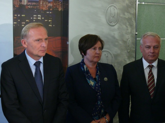 Od lewej wiceminister MON Czesław Mroczek, szefowa sejmowej podkomisji obrony narodowej Renata Butryn i prezes HSW Krzysztof Trofiniak.