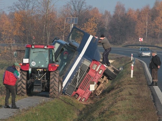 Ciężarówka w rowie na Raszówce przy drodze Kielce- Końskie.