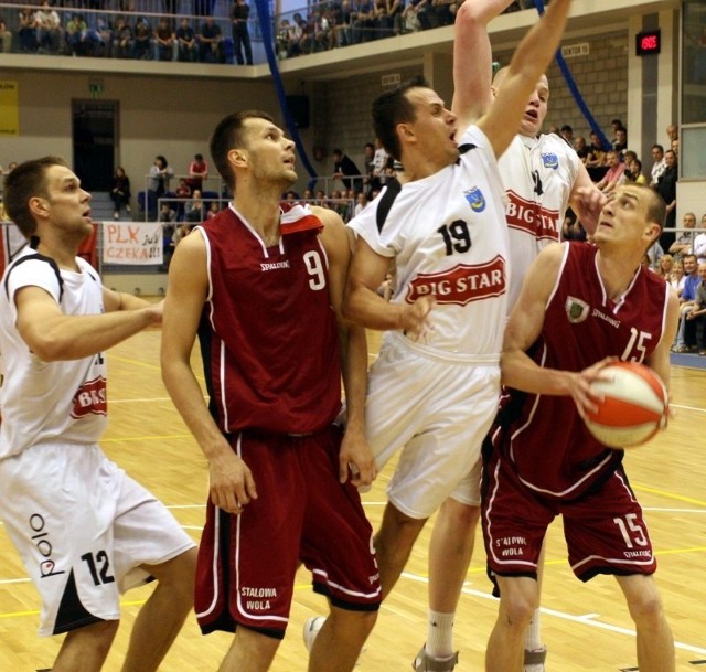 Dzisiaj koszykarze Stali Stalowa Wola (z piłką Michał Klima, z nr 9 Marek Piechowicz) grają pierwsze finałowe spotkanie z Polonią 2011 Warszawa.