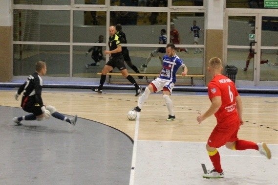 Paweł Boczarski (z piłką) nie grał w sobotę w 3-ligowym meczu Stali i w niedzielę walnie przyczynił się do remisu Gredaru w I lidze futsalu.