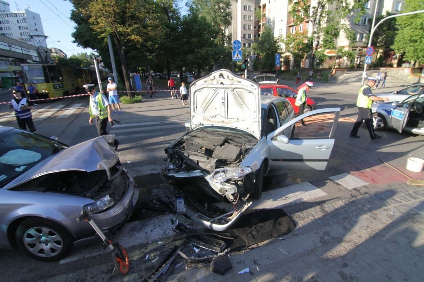 Wypadek trzech samochodów na Powstańców Śląskich. Dwie osoby ranne