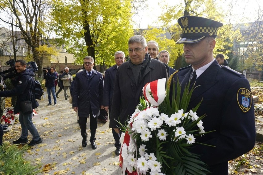 Prezydent Poznania Jacek Jaśkowiak złożył 1 listopada kwiaty...