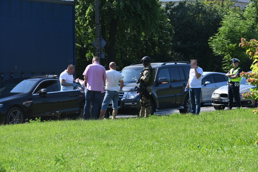 Wielka akcja Centralnego Biura Śledczego Policji przy bazarach w Kielcach. Zatrzymanie na...skrzyżowaniu (WIDEO, ZDJĘCIA)